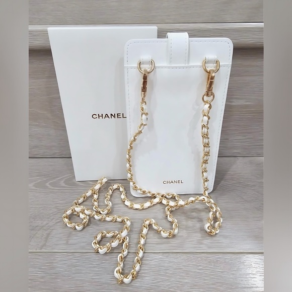 Chanel New Quilted White Phone & Card Holder Crossbody Gold Chain Strap GWP VIP - Picture 2 of 10